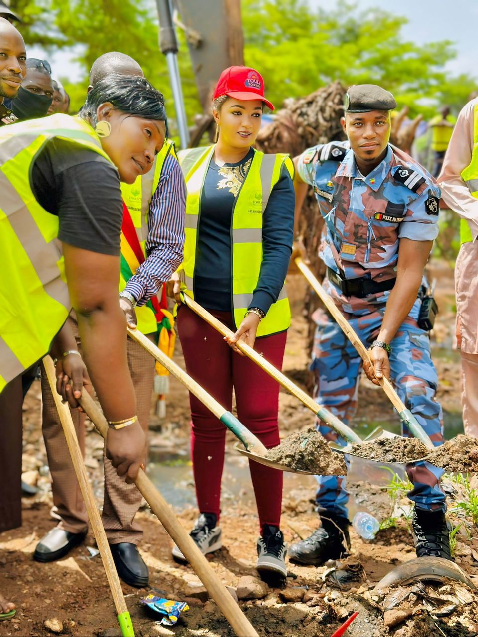 Deuxième semaine de l’opération citoyenne Hivernage Tour III : Les équipes de Touly’S Group désengorgent le Pont Djafrana et débarrassent le quartier Badialan des ordures. 